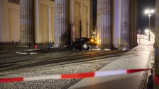 Γερμανία: Αυτοκίνητο πέφτει πάνω στην Πύλη του Βρανδεμβούργου, νεκρός ο οδηγός 