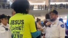 ΗΠΑ: Σάλος επειδή ζήτησαν από επισκέπτη εμπορικού κέντρου να βγάλει μπλούζα με τον Ιησού Χριστό