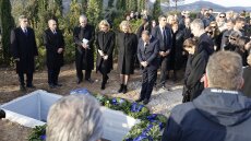 Τέως βασιλιάς Κωνσταντίνος: Με έξι στεφάνια σκεπασμένο το μνήμα του στο Τατόι - Δείτε βίντεο