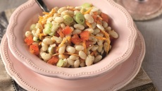 10 συνταγές για να απολαύσετε τα κλασικά φασόλια