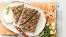 Σπανακόπιτα χωρίς φύλλο, με πράσα και μυρωδικά