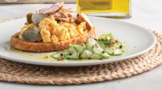 Aυγά scrambled σε προζυμένιο ψωμί με απάκι, έτοιμα στο πι και φι