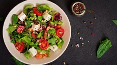 Τρεις απλοί τρόποι για να φτιάξετε καλύτερες σαλάτες