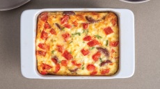 Ομελέτα φούρνου με χωριάτικο λουκάνικο, φέτα, κρεμμύδι και πιπεριές