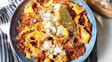 Ζυμαρικά με κιμά λουκάνικου