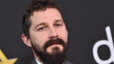 Σάια ΛαΜπεφ: Σε ρόλο... αρχαίας Ελληνίδας - Πάνω σε χρυσά ψηλοτάκουνα και με αποκαλυπτικό λευκό φόρεμα