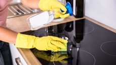 Κεραμική κουζίνα: Γιατί δεν πρέπει ποτέ να την καθαρίζετε όταν είναι πολύ ζεστή