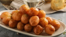 Φτιάχνουμε λουκουμάδες: 12 συνταγές για πρωινό, απογευματινό ή brunch