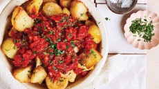 Τηγανητές πατάτες με σάλτσα ντομάτας