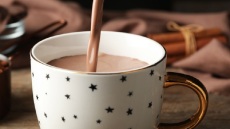 Ποιο φυτικό ρόφημα είναι καλύτερο για vegan ζεστή σοκολάτα
