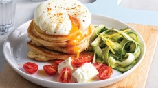 Aυγά ποσέ πάνω σε τηγανίτες με φέτα και ντομάτα