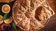 Πρασόπιτα με χωριάτικο φύλλο, ελιές και πορτοκάλι