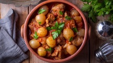 Αυτή την Κυριακή φτιάχνουμε στιφάδο σε 16 ξεχωριστές εκδοχές