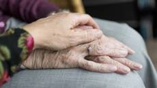 Έρευνα: Μικρότερος ο κίνδυνος άνοιας για τις ηλικιωμένες που περπατάνε περισσότερο