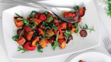 Σαλάτα με ψητές γλυκοπατάτες, λουκάνικο και πιπεριές