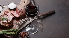 Wine pairing: Πώς επηρεάζουν οι ταννίνες του κρασιού το ταίριασμά του με τα πιάτα μας