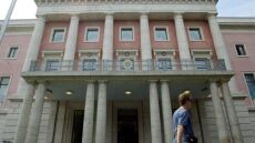 Ιταλία: Έκαψαν το αυτοκίνητο διπλωμάτη στο Βερολίνο - Πέταξαν μπογιές στο ιταλικό προξενείο στη Βαρκελώνη