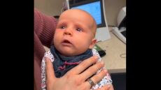 Βίντεο: Η συγκινητική στιγμή που μωράκι ακούει για πρώτη φορά τη φωνή της μαμάς του