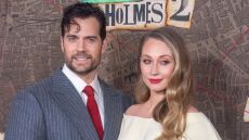 Ο Χένρι Καβίλ απολαμβάνει τον έρωτά του με τη Νάταλι Βισκούσο