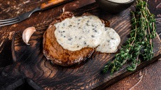 Κρέμα γάλακτος: Ο Δ. Παπαζυμούρης μάς αναλύει πώς πρωταγωνιστεί στη μαγειρική μας (+συνταγές)