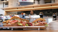 FIXERS COFFEE MAKERS & BAKERS: Ο εκλεκτός καφές και οι χειροποίητες λιχουδιές που μας φτιάχνουν τη μέρα!