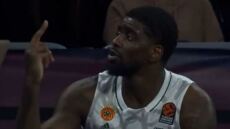 Μπασκόνια - Παναθηναϊκός: Άσεμνη χειρονομία του Μπέικον προς την εξέδρα 