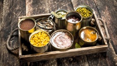 Κάνει να πλένουμε τα τρόφιμα από τις κονσέρβες;