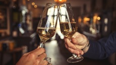 Wine pairing: Με ποια πιάτα ταιριάζουν τα αφρώδη κρασιά