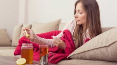 Σας «γρατζουνάει» ο λαιμός; Το γλυκό αντιβιοτικό που καταπολεμά τον πονόλαιμο