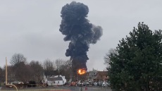 Μακριά από τα σπίτια τους για τέταρτη ημέρα χιλιάδες Αμερικανοί από τον εκτροχιασμό αμαξοστοιχίας με χημικά