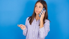 Φτάνουν τα sms και τα μηνύματα: Μη φοβάστε να πάρετε τηλέφωνο – Θα σας κάνει καλό