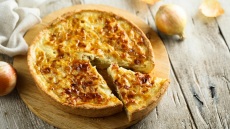 Κρεμμύδι: Ο Δ. Παπαζυμούρης μάς εξηγεί γιατί είναι ένα από τα πιο απαραίτητα υλικά στην κουζίνα μας (+συνταγές)