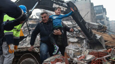 Σεισμός στην Τουρκία: 8χρονος ανασύρθηκε ζωντανός μετά από 52 ώρες - Συγκλονιστικά βίντεο