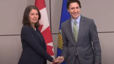 Τζάστιν Τριντό: Viral η αμήχανη χειραψία του με την πρωθυπουργό της Αλμπέρτα