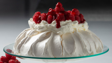 Pavlova με φράουλες και σμέουρα από τον Στέλιο Παρλιάρο