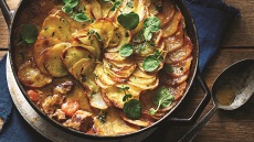 Αρνάκι με πατάτες και σκόρδο