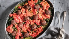 Κεφτεδάκια με ντομάτα και χόρτα στον φούρνο