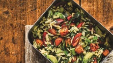 Σαλάτα με κριθαράκι και γλυκοπατάτες