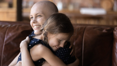 Διάγνωση Καρκίνου: Πώς να μιλήσουμε στα παιδιά και πώς να στηρίξουμε τους αγαπημένους μας