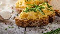 Πώς να κάνετε τέλεια αυγά scrambled μέσα σε λίγα λεπτά