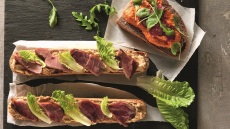 Μπρουσκέτες με αλλαντικά σε 2 εκδοχές