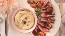 Στήθος πάπιας με μανταρίνια, πουρέ σελινόριζας και κάστανα