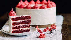  Red velvet cake: Το σοκολατένιο γλυκό με το χαρακτηριστικό κόκκινο χρώμα