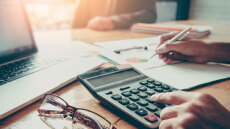 Mέτρα-ανάσα  για χρέη στο Δημόσιο - Σε 3 κλίμακες το μπόνους στους συνταξιούχους