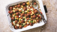 Φτιάχνουμε πικάντικα κεφτεδάκια φούρνου με φέτα και πατάτες