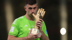  Μαρτίνες: Βγάζει σε δημοπρασία τα γάντια του Μουντιάλ για να στηρίξει τη μάχη κατά του παιδικού καρκίνου 