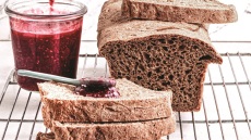 Φτιάχνουμε εύκολο ψωμί ολικής με σουσάμι