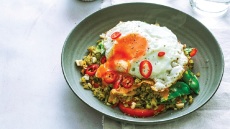 Τηγανητό ρύζι με μπρόκολο και αυγό