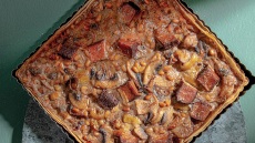 Τάρτα με μανιτάρια, κουκουνάρι και φρέσκο δενδρολίβανο