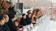 Βόρεια Κορέα: Σπάνια δημόσια εμφάνιση της κόρης του Κιμ Γιονγκ Ουν σε γήπεδο - Δείτε φωτογραφίες